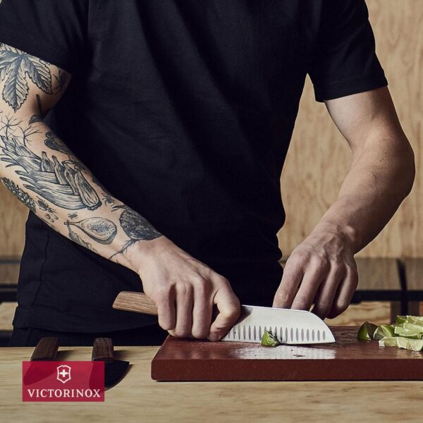 Coltello Santoku Victorinox 6.9050.17KG Swiss Modern Wood - immagine 5