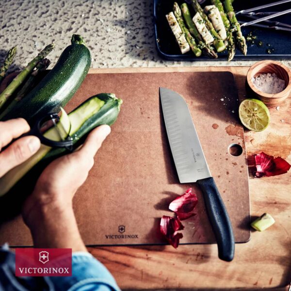 Coltello Santoku con alveoli 17 cm Swiss Classic Victorinox 6.8523.17B - immagine 4