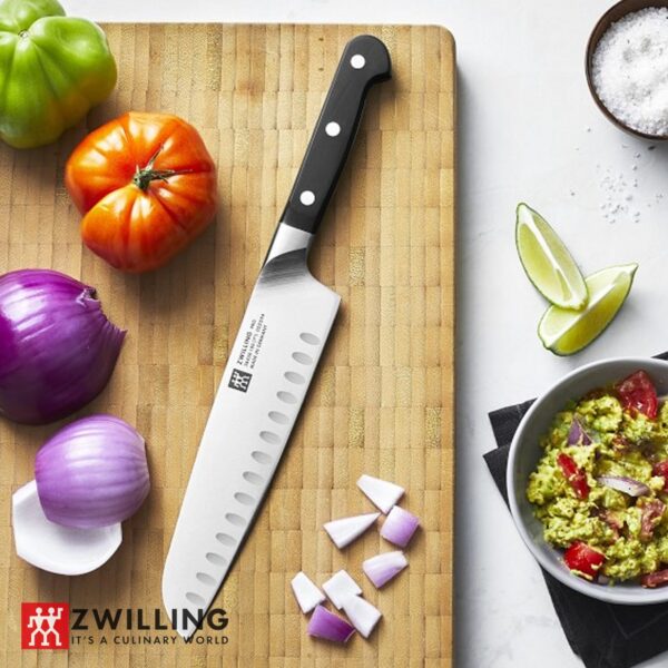 Coltello Zwilling Pro Santoku alveolato 18 cm 38408-181 - immagine 3